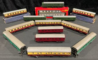 Toys & Juvenalia, Trains - a collection of boxed and unboxed OO Gauge coaches including Hornby Dublo