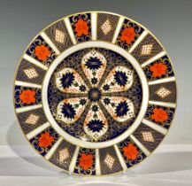 A Royal Crown Derby Imari 1128 dinner plate, first quality, 27cm diameter, printed mark