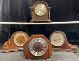 An oak mantel clock, Westminster chime, Arabic numerals, twin winding holes, early 20th century;