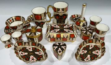 An Abbeydale Chrysanthemum pattern bottle vase, mugs, rectangular trinket box and cover, pair of