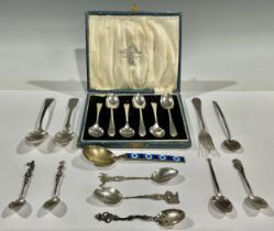 A set of six silver teaspoons, The Northern Goldsmiths Company, Sheffield 1923, cased; other English