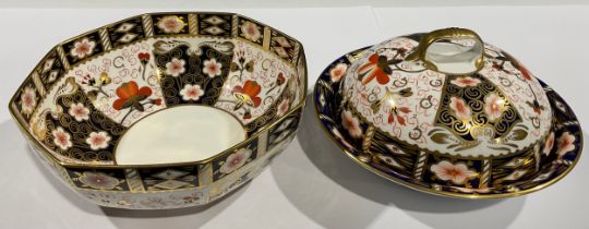 A Royal Crown Derby Imari 2451 pattern octagonal bowl, 21cm diameter, first quality, printed mark,