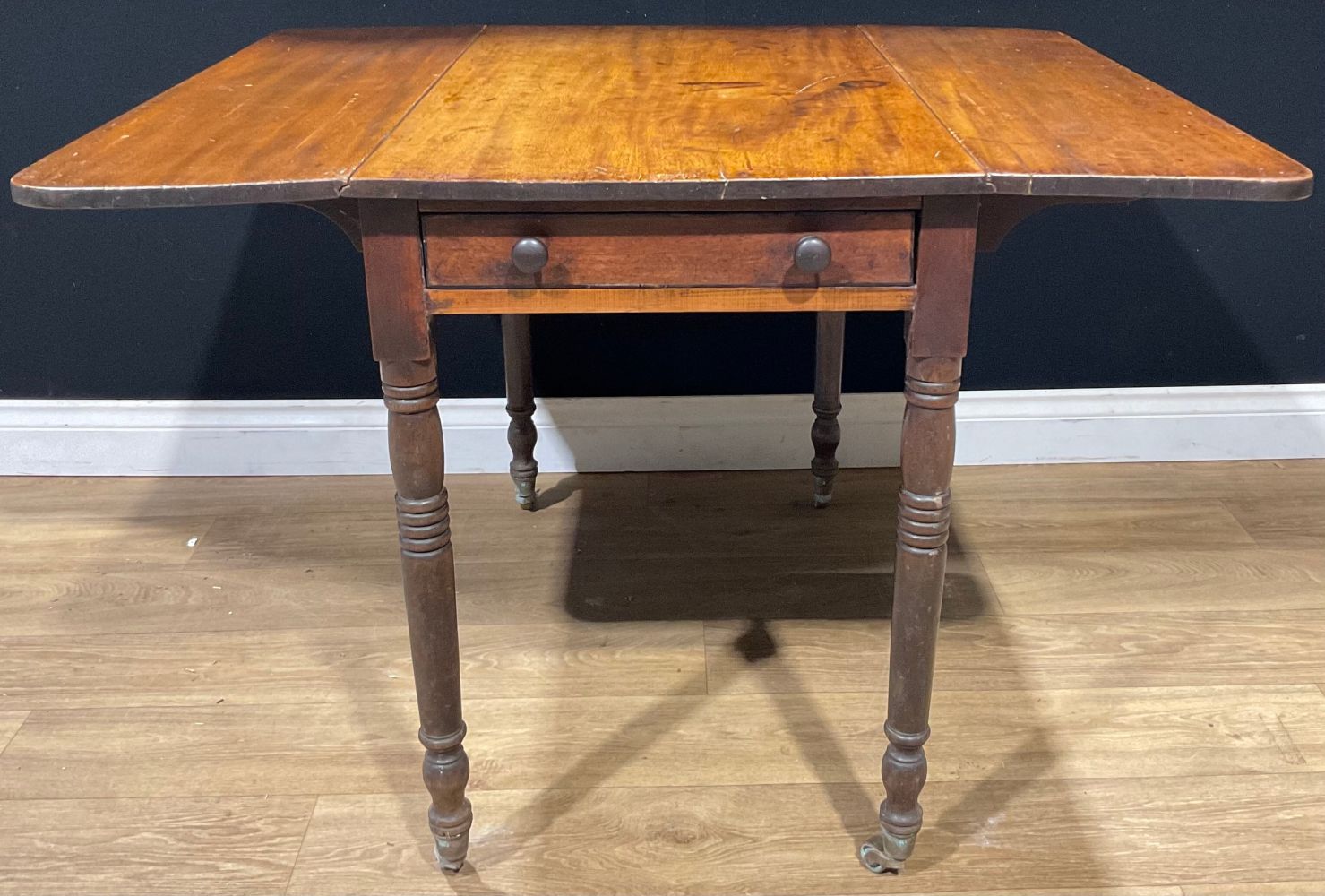 A George IV mahogany Pembroke table, 71cm high, 53cm wide, 89.5cm deep