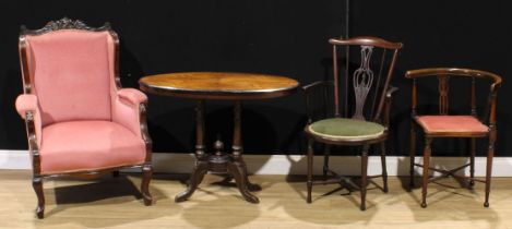 An Edwardian mahogany wing chair, 95cm high, 68cm wide, the seat 48cm wide and 50cm deep; elbow