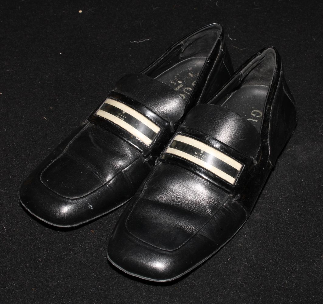 Vintage Fashion - a pair of lady's Gucci black leather and black patent leather monochrome court - Image 2 of 4