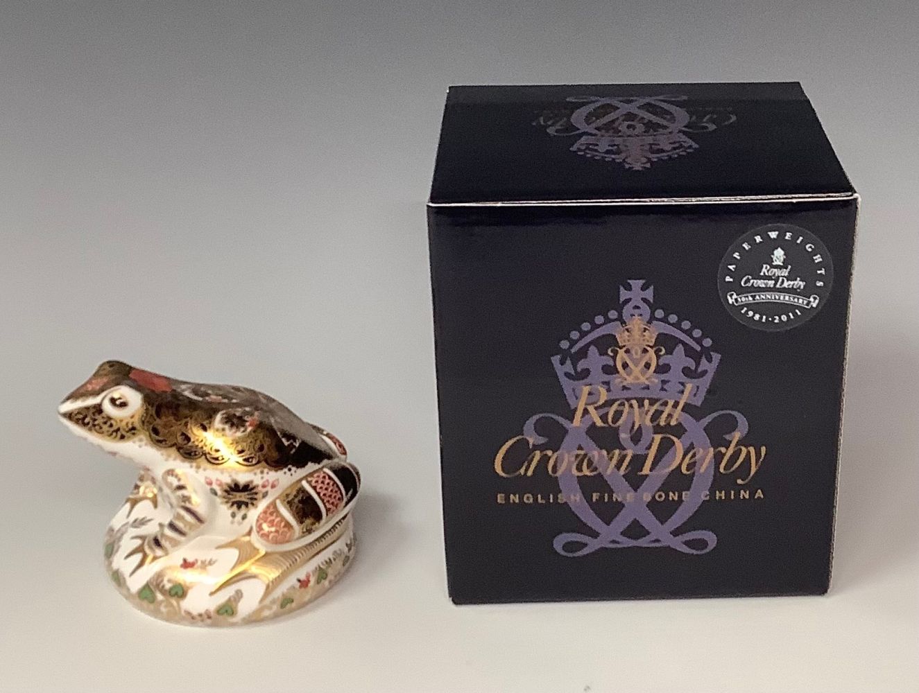 A Royal Crown Derby paperweight Old Imari Frog, printed in the 1128 palette, limited edition 137/4,