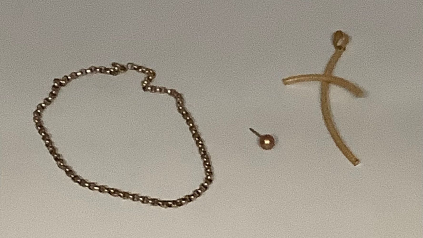 An Italian 9ct gold pendant, marked 375, 1.5g; a 9ct rose gold stud earring, a rose gold part