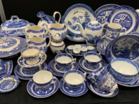 A quantity of blue and white willow pattern table ware including; Spode Italian, Alfred Meakin old