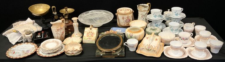 Ceramics & Glass - table ware inc Royal Albert Crown china, Crown Devon Fieldings, Royal Winton