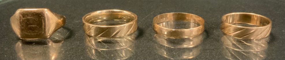 A 9ct gold wedding band, other signet rings, all 9ct gold, 14.2 (4)