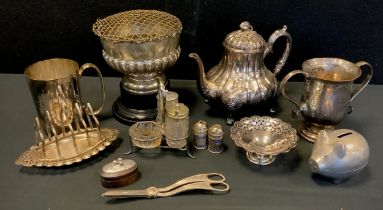 An Edwardian silver rose bowl, Chester 1901, 10.4ozt; silver plated trophy, cruet set, tankard,