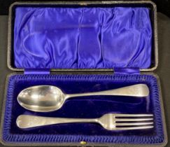 An Edwardian silver dessert spoon and fork set, London 1909, 3.39ozt, cased