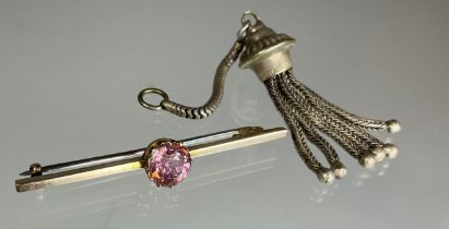 A 9ct gold pink stone mounted bar brooch, possibly a spinel, approx 7mm diameter, stamped 9ct, 2.