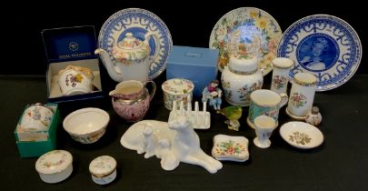 Ceramics - Wedgwood ‘Countryware’ toast rack, boxed, Coalport ‘Ming Rose’ ware, Royal Doulton images