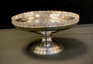 A George V silver pedestal bowl, London 1923, 20cm diameter, 10.62ozt.