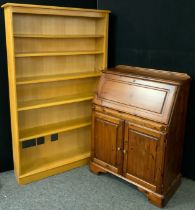 A tall oak open bookcase, five tiers of solid oak shelving, 172.5cm high x 104cm wide x 23cm deep; a