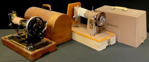 A Singer sewing machine, EM880503, cased, later edition electric Singer sewing machine (2)