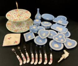 Ceramics comprised of; Minton ‘Haddon Hall’ two tier cake stand; Wedgwood jasperware including