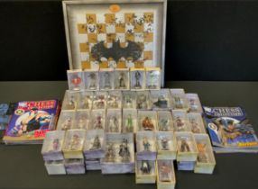 Toys and juvenilia - DC chess collection including; chess board, pieces such as Batman, joker, green