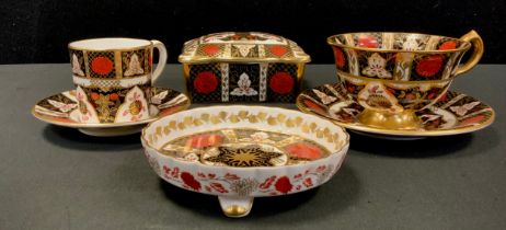 Abbeydale 'Chrysanthemum' pattern ware comprised of; lidded trinket box, 13cm wide, tea cup and