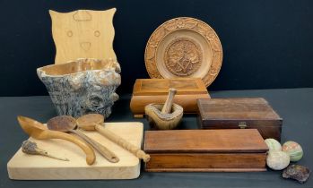 A Beddgelert Woodcraft tree trunk bowl, novelty cat cutting board, carved plate, jewellery box,