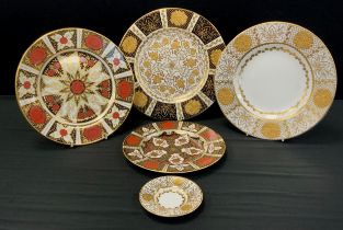 Abbeydale ware including; ‘Chrysanthemum’ pattern black and gilt large plate, 29cm dia, another