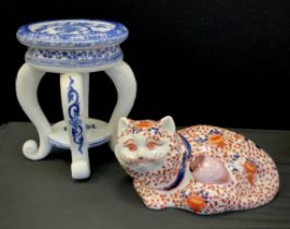 A Chinese blue and white floral decorated jardinière stand, 29cm x 26cm; imari pallet cat (2)