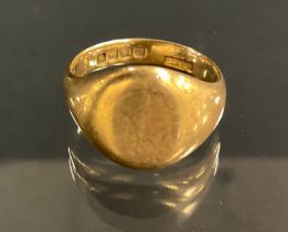 An 18ct gold signet ring, size N, 8.4g