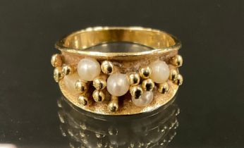 Style of Karlheinz Sauer (Bn 1943 Germany) a 9ct gold seed pearl ring, with tapering stylised crest.