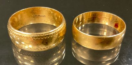 A 9t gold wedding band, size V, another smaller, size U, 11.2g gross