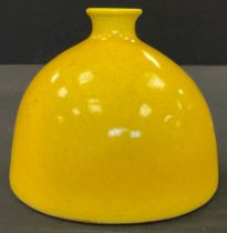 A Chinese porcelain yellow brush washer, six character mark in blue, 10cm high