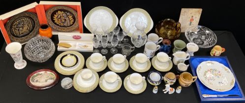 Ceramics & Glass - Royal Doulton Sonnet pattern six setting dinner set, White Friars Amber glass