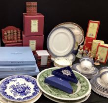 Royal Doulton ‘Sherbrooke’ pattern tea ware including; four dinner plates, tea cups and saucers,