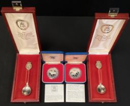 Coins - two 1977 silver jubillee silver proof crowns, encapsulated and boxed with certificates; 2