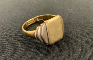 A 9ct gold signet ring, size S, 4.8g