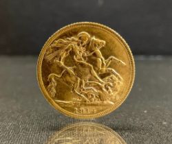 A George V gold Sovereign, London mint, 1914, 8g