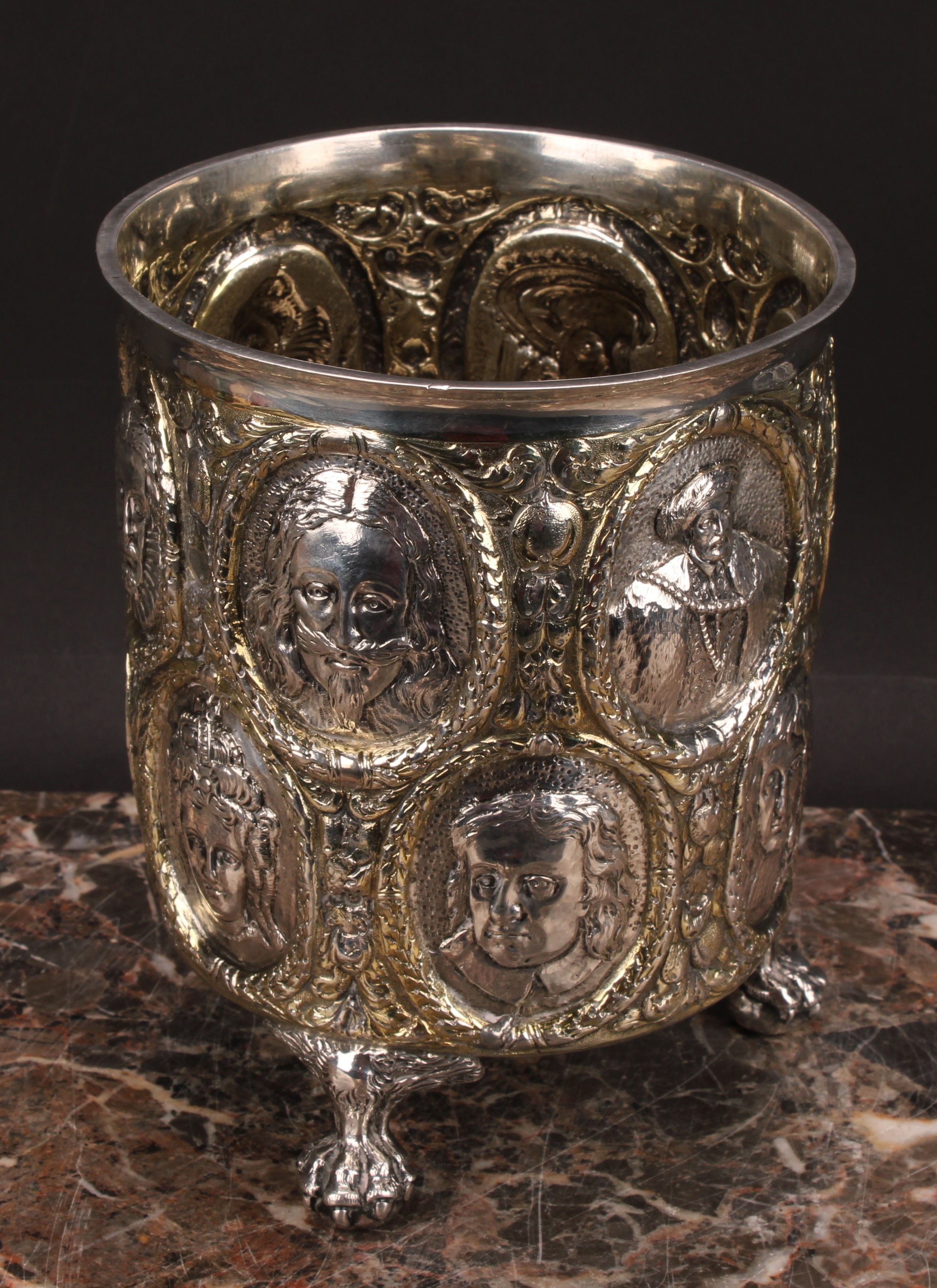 A large 17th/early 18th century German parcel-gilt silver beaker, chased as a Renaissance portrait - Image 4 of 6