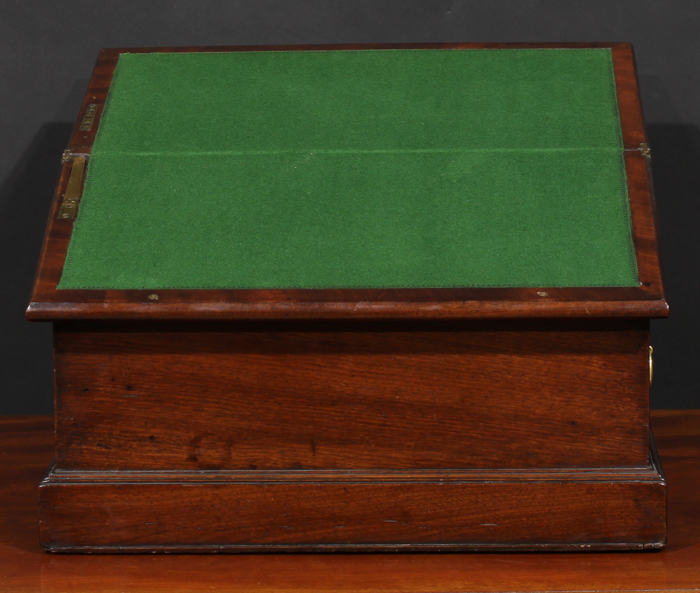 A George III mahogany table-top writing box, hinged cover with reading ledge, reciprocal drawer - Image 2 of 5