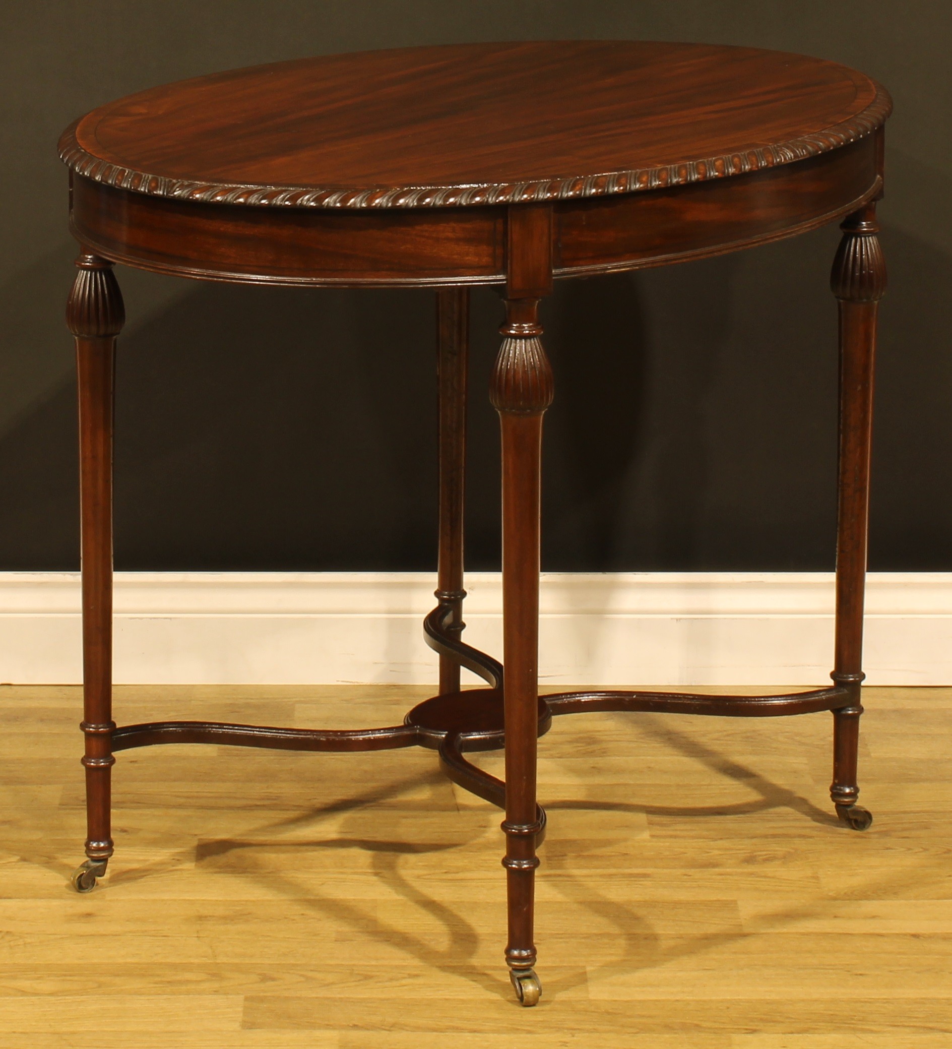 An Edwardian mahogany oval centre table, crossbanded oval top with gadrooned edge, reeded-pear - Image 3 of 5