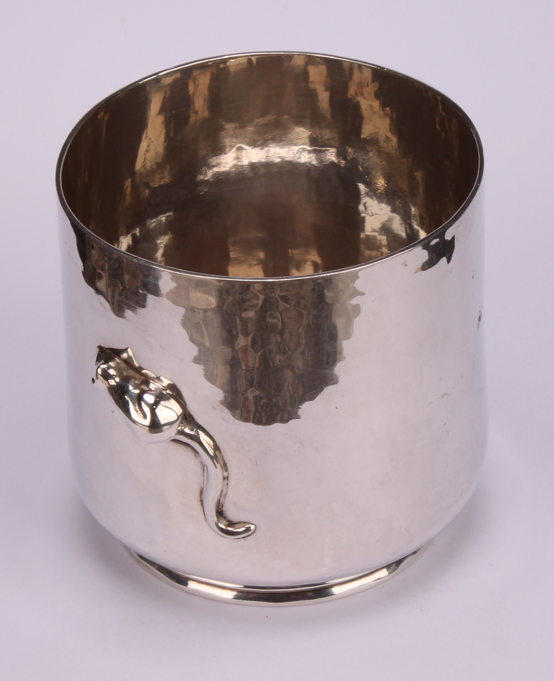 Guild of Handicraft - an Arts and Crafts style silver beaker, applied with a mouse, on a planished - Image 3 of 4