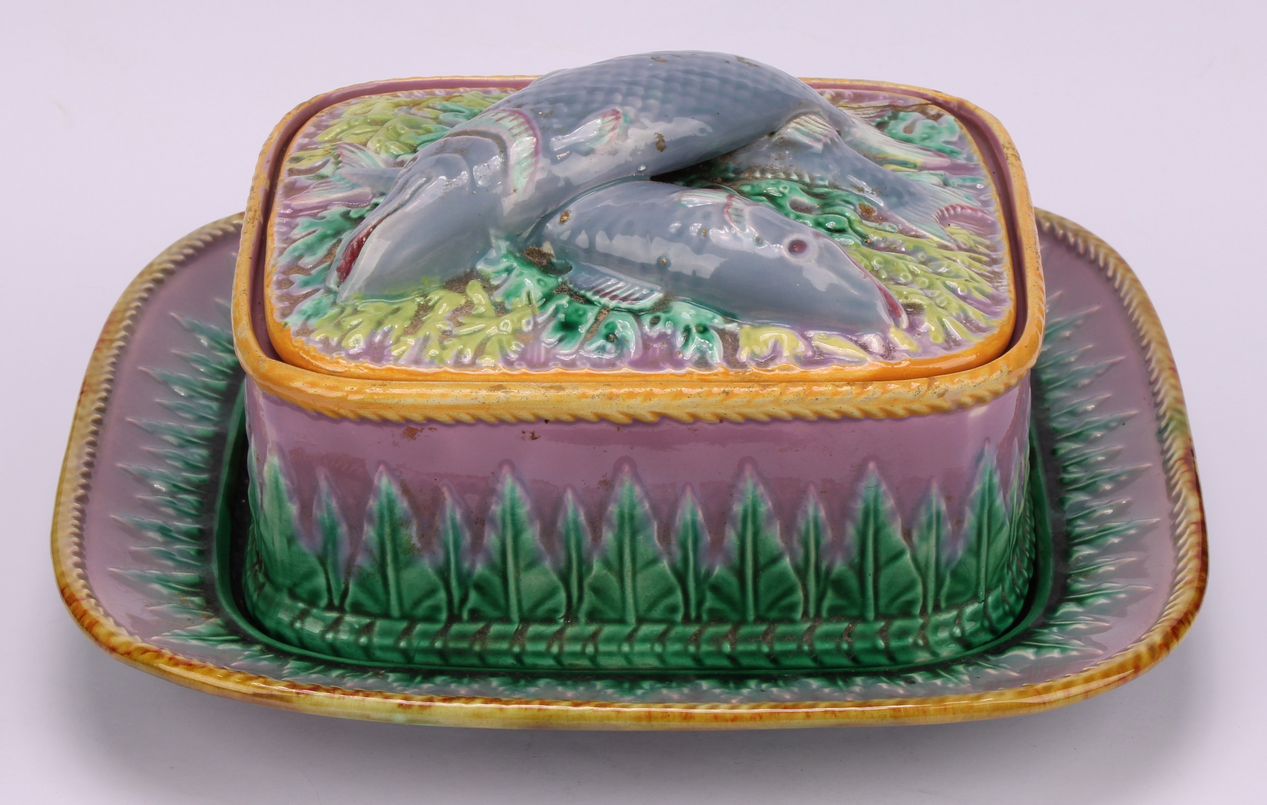 A George Jones majolica rounded rectangular sardine box and stand, the cover surmounted by fish, - Bild 2 aus 6