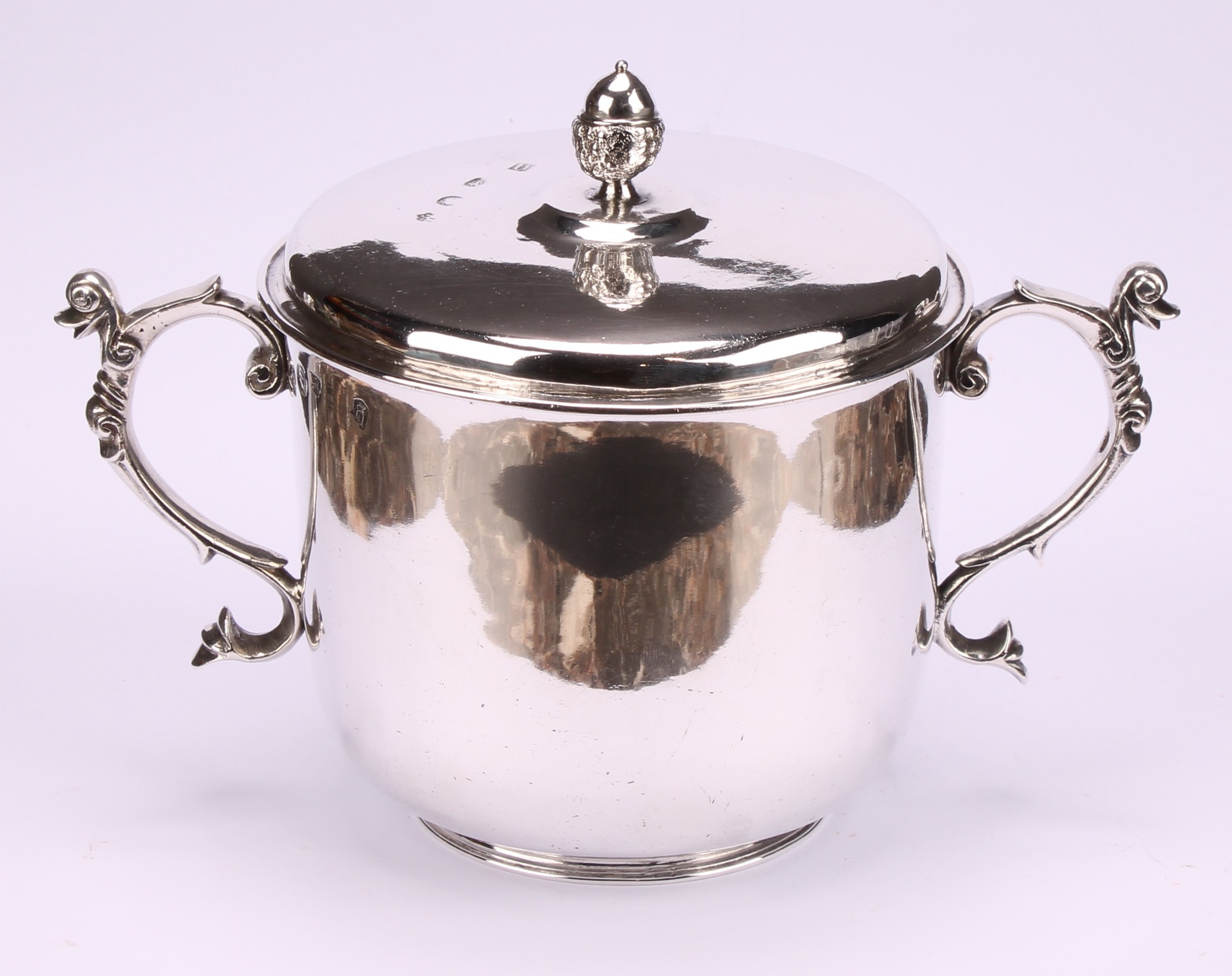 A Charles II silver porringer and cover, acorn finial, scroll handles, engraved armorial, 22.5cm - Image 2 of 5
