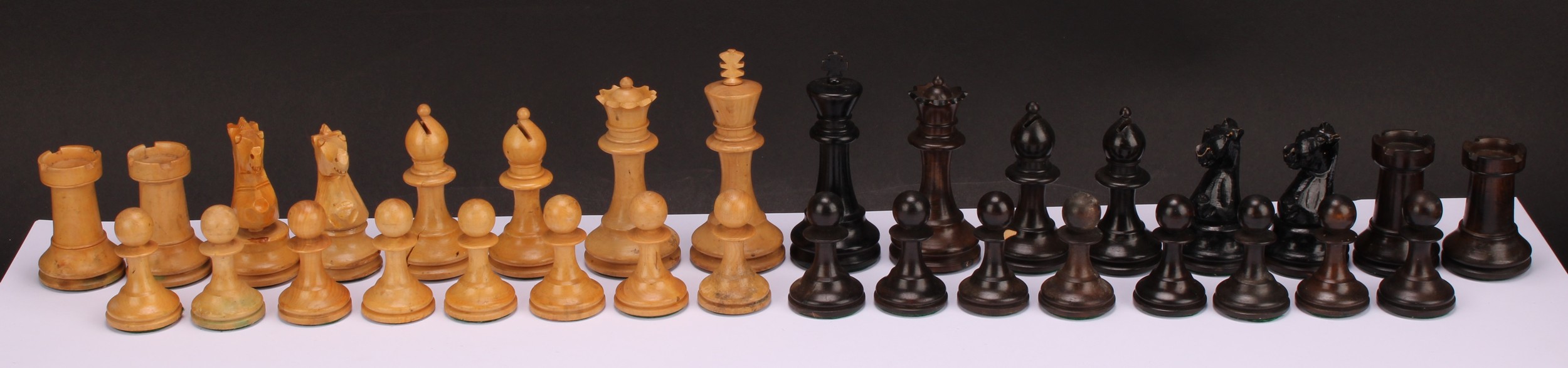 A boxwood and ebonised Staunton pattern weighted chess set, the Kings 8.5cm high - Image 2 of 4
