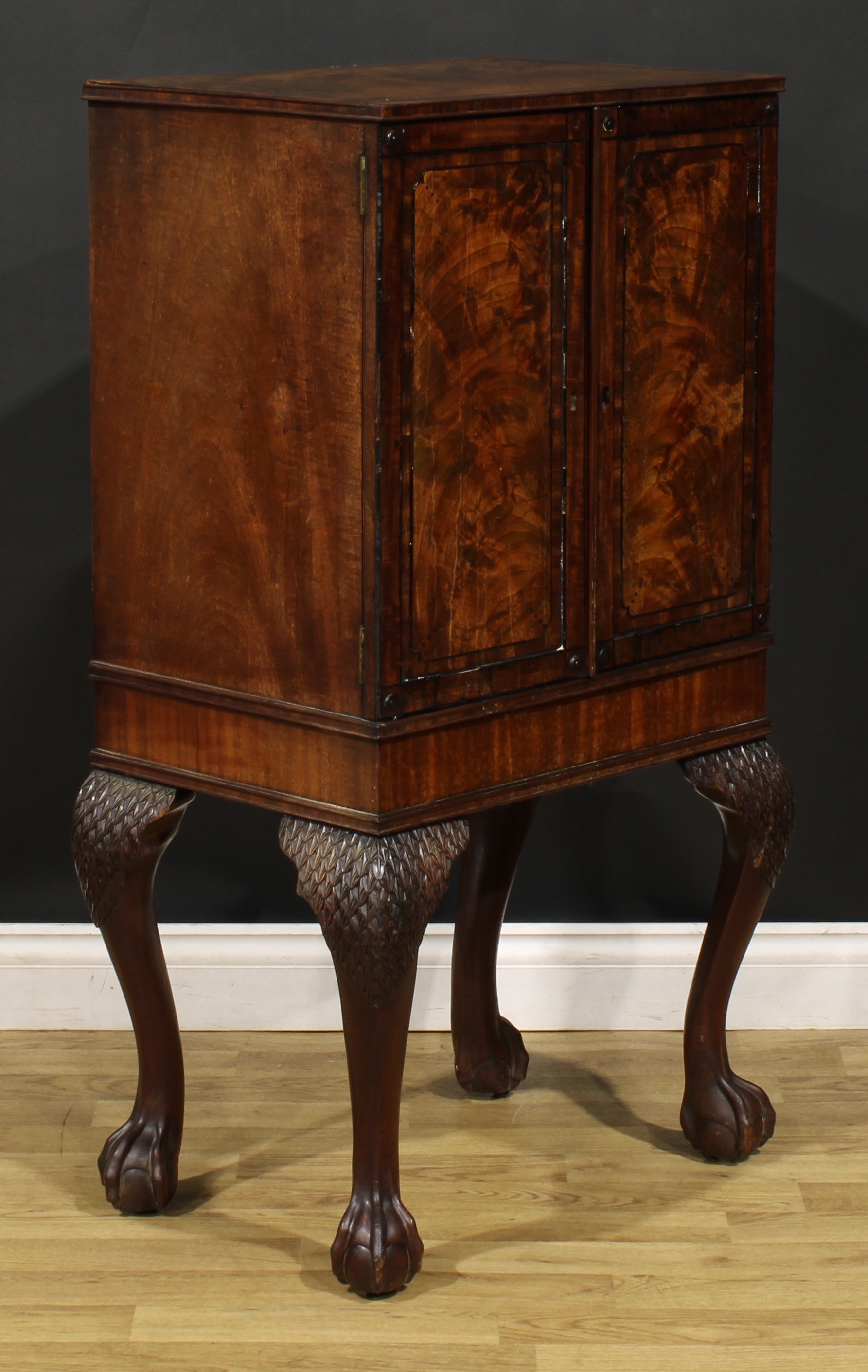 A 19th century Irish mahogany connoisseur’s enclosed collector’s specimen cabinet, rectangular top - Image 3 of 5