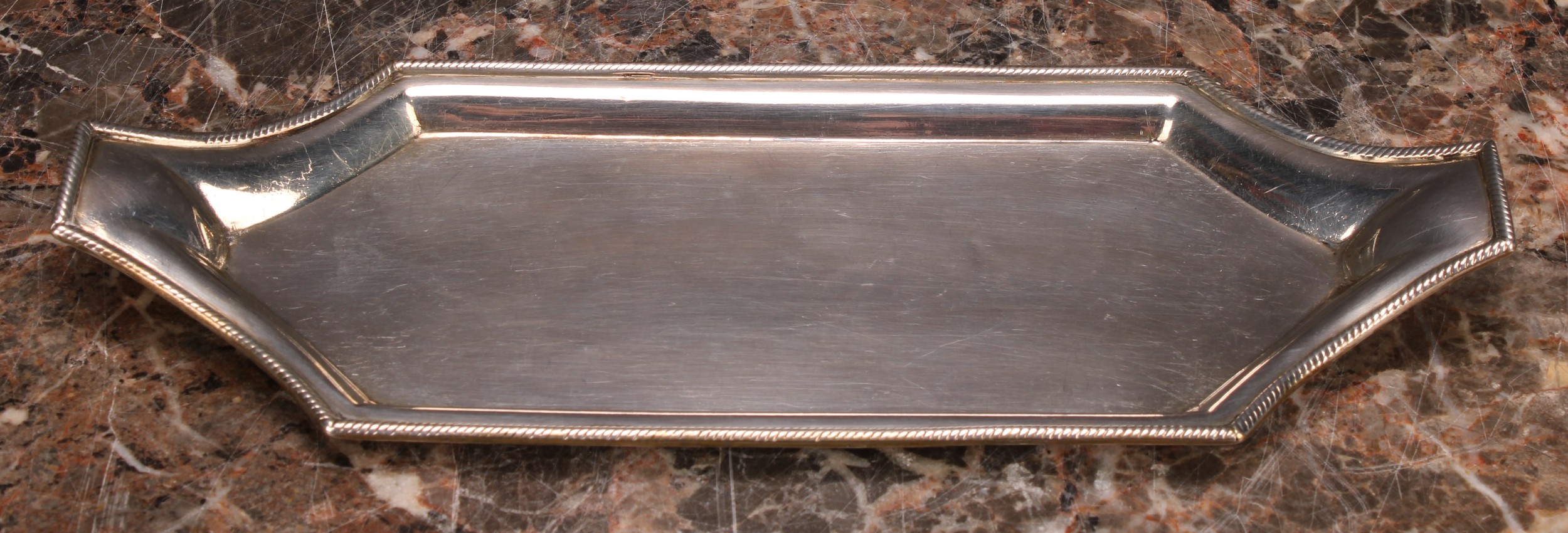 A George III silver snuffer tray, rope-twist border, 23.5cm wide, London 1799, 128g - Bild 2 aus 4