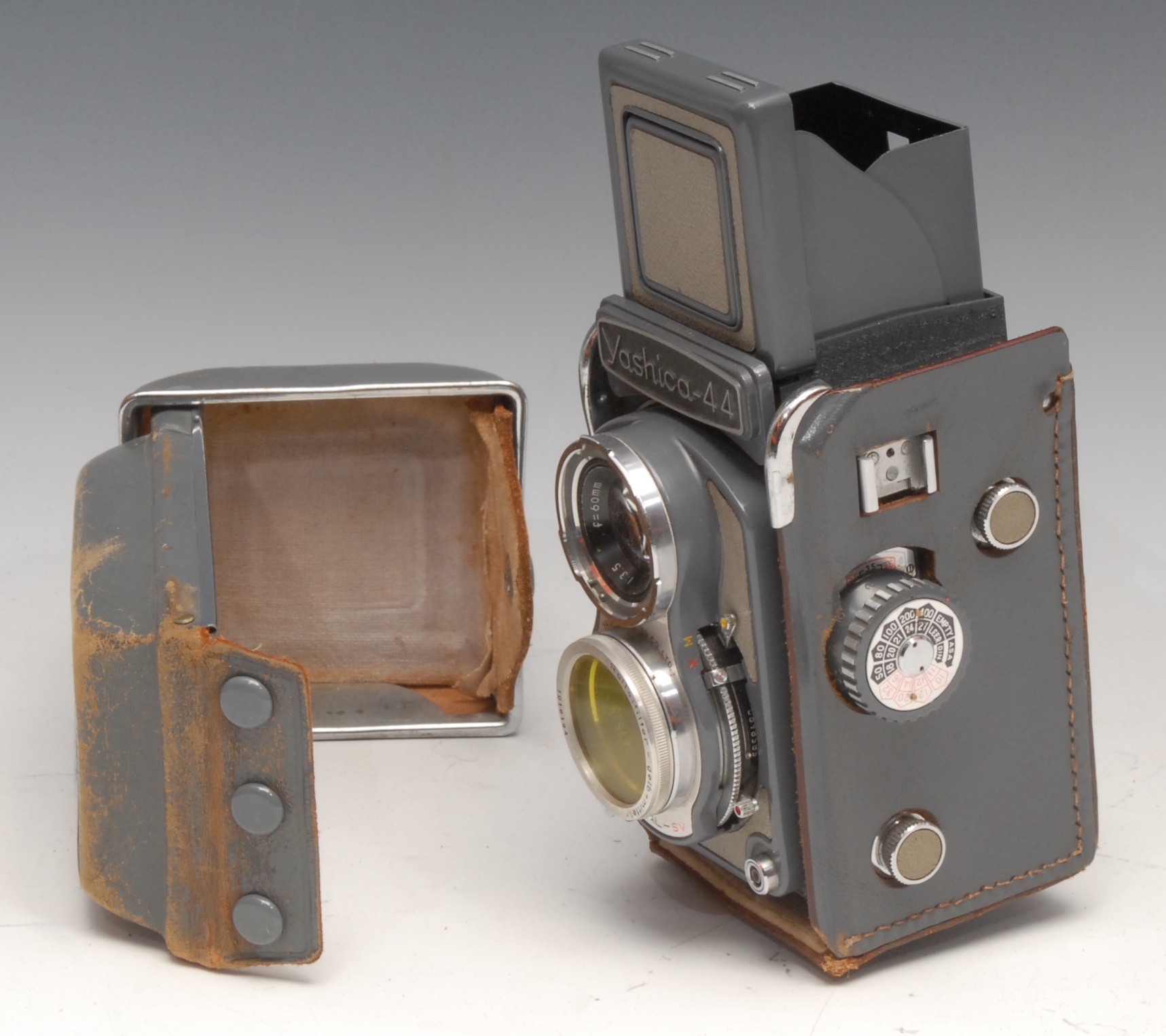 Photography - A Yashica Mat-124 G twin lens reflex camera, Yashinon f3.5 80mm lens, case, Yashinon - Image 6 of 7