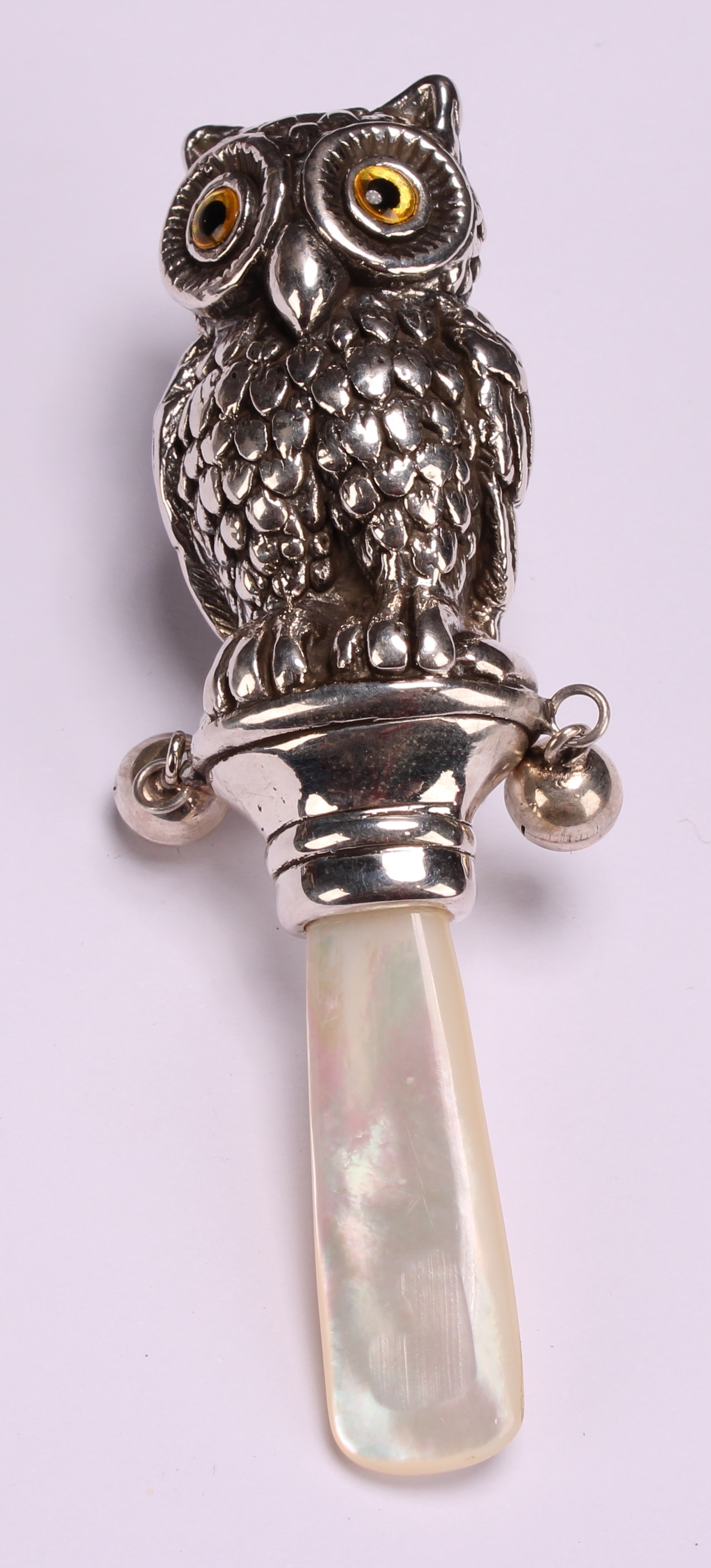 A sterling silver novelty baby's rattle, as an owl, 9cm long - Bild 2 aus 4