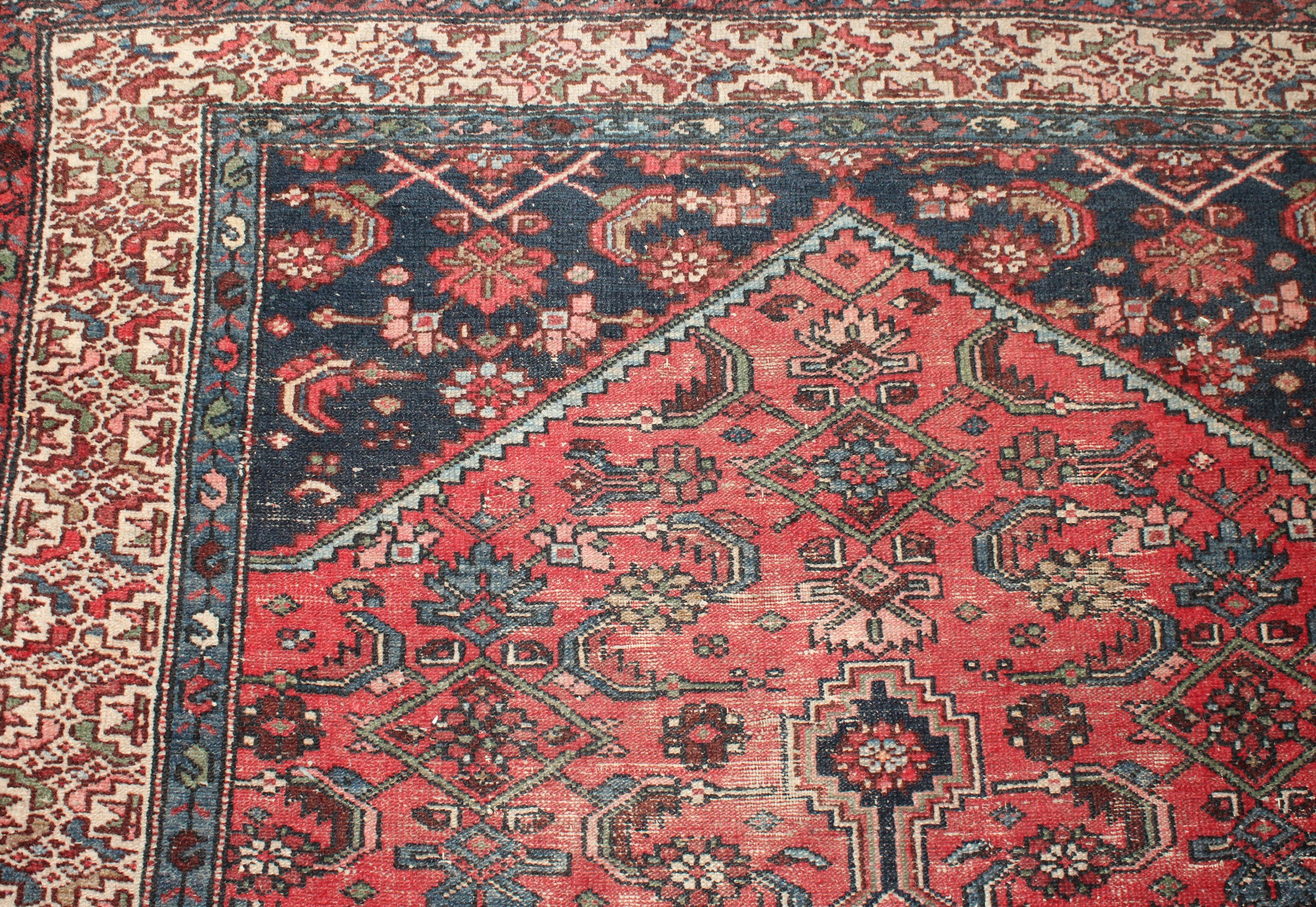 An Iranian Hamadan type wool rug or carpet, 198cm x 143cm - Image 4 of 4