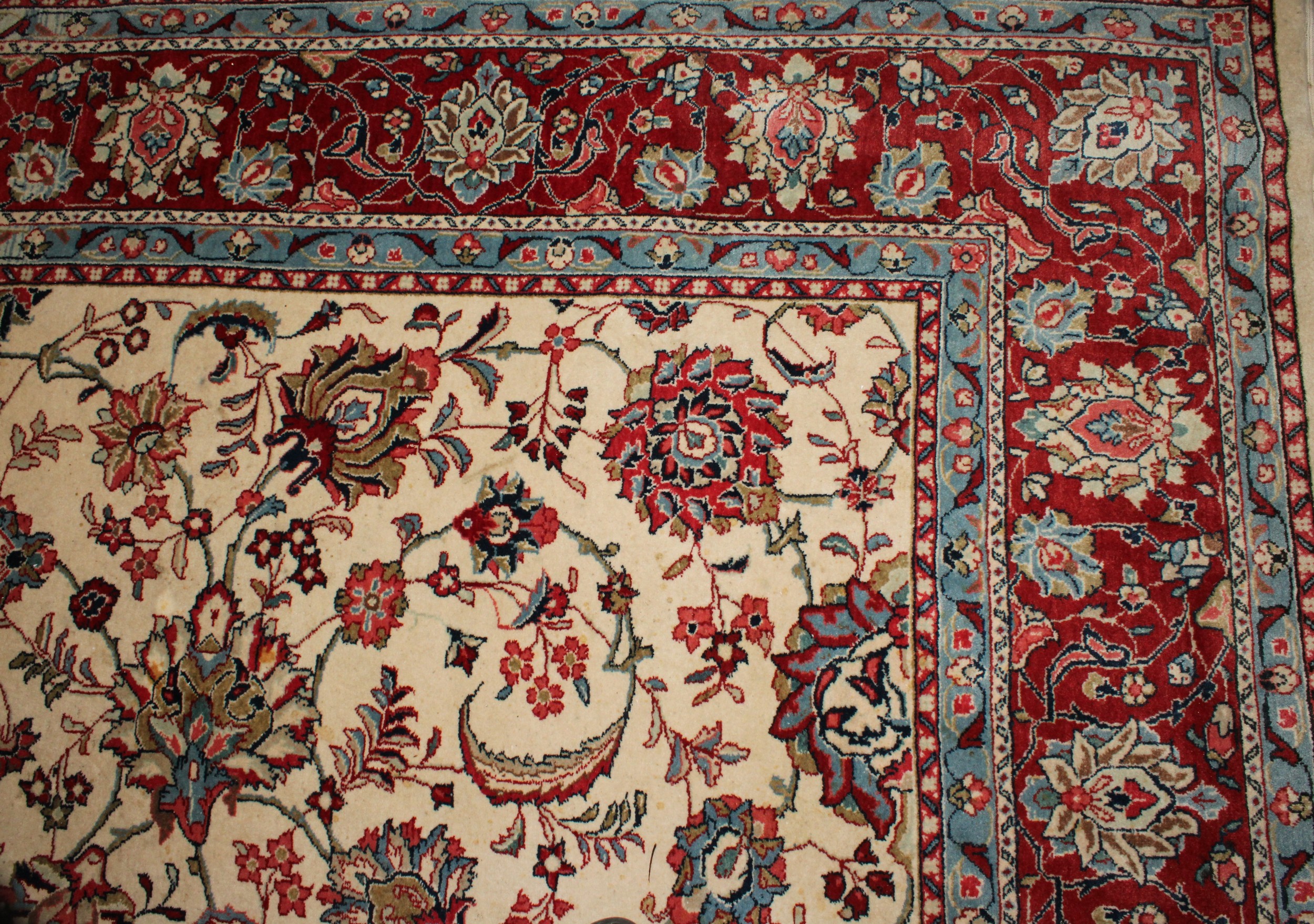 An Iranian Isfahan type wool rug or carpet, 366.5cm x 268cm - Image 2 of 4