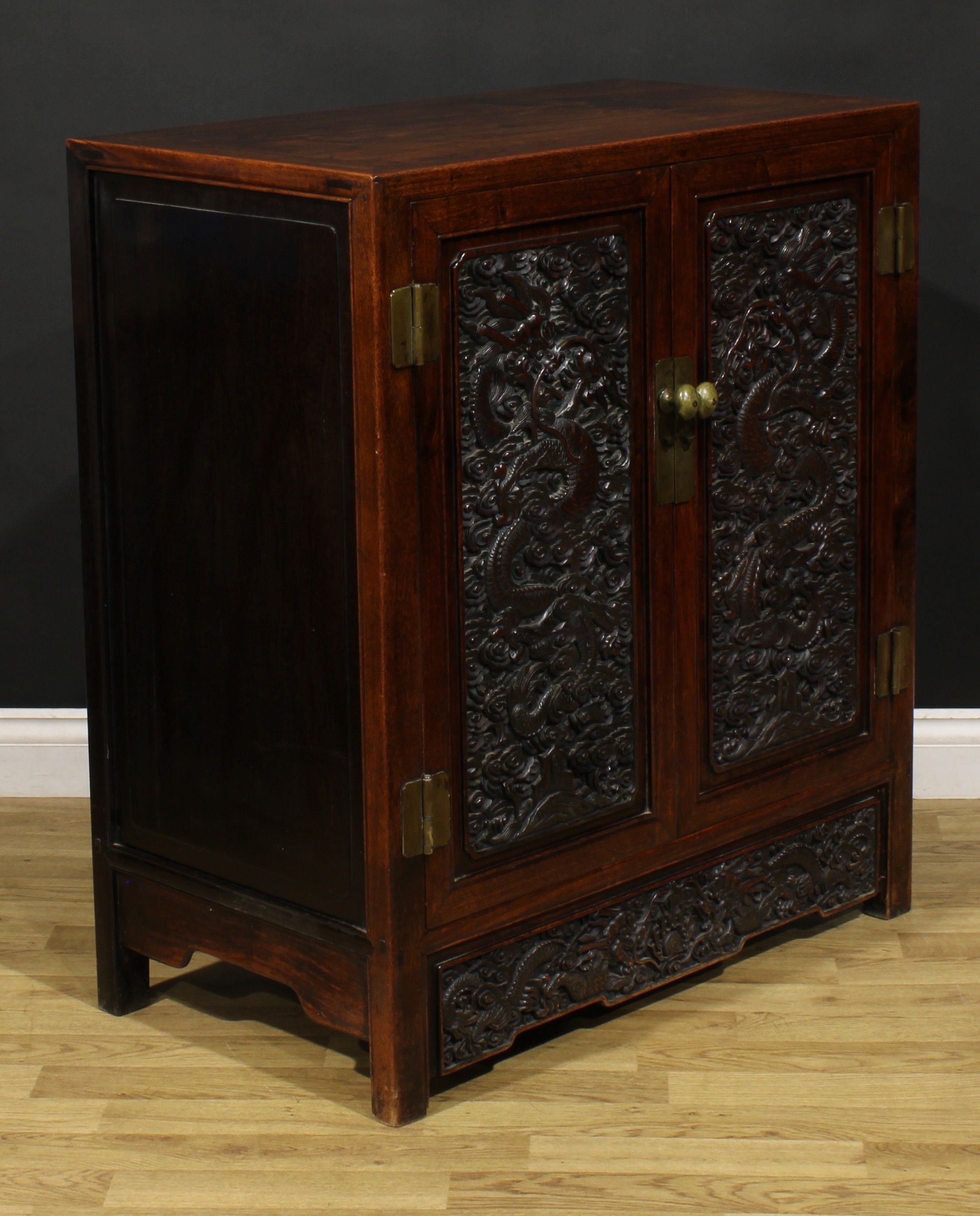 A Chinese hardwood side cabinet, flush rectangular top above a pair of panel doors, each carved with - Bild 2 aus 4